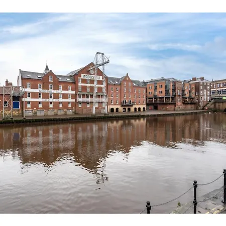 Comfy, Bright And Super Central Flat In * York
